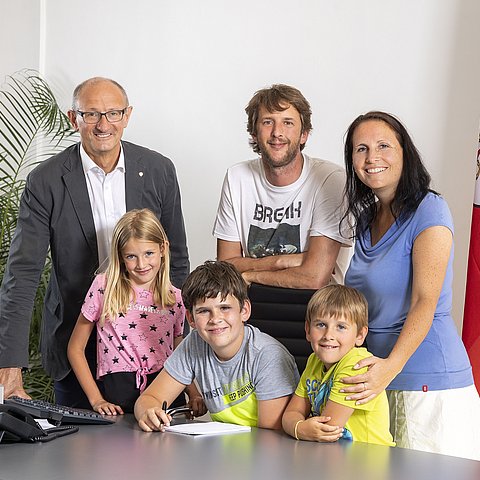 Anton Mattle mit einer Familie