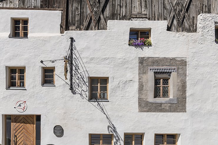 Fassade mit unterschiedlichen Fenstern