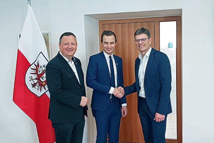 © Dietmar Walpoth Angelobung des neuen Viizebürgermeisters von Vomp, Bezirkshauptmann Brandl schüttelt ihm die Hand.