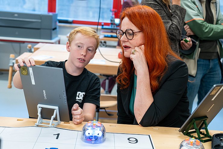 LRin Hagele überzeugte sich vom Programmiergeschick eines Schülers bei der Robotikstation.