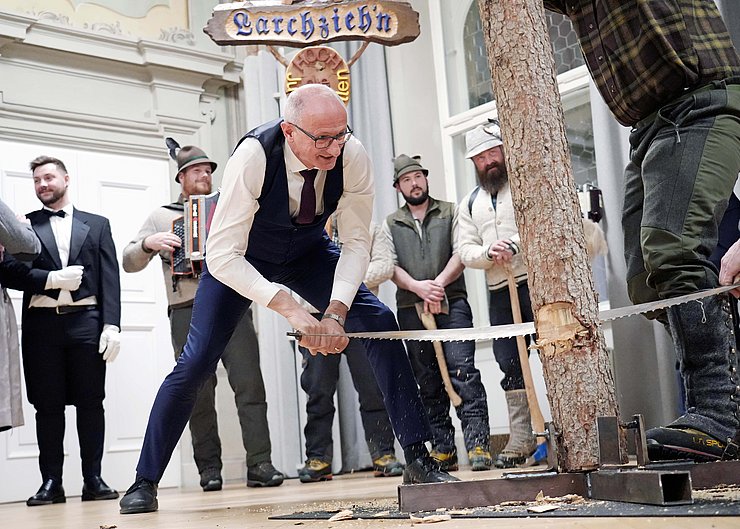 LH Anton Mattle schneidet den Lärchenbaum ebenfalls an.