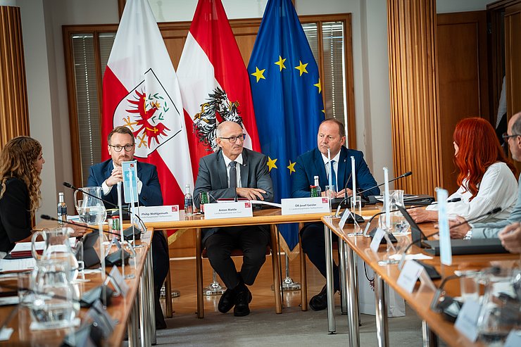 © Land Tirol/Fitsch Regierungsmitglieder an einem Tisch