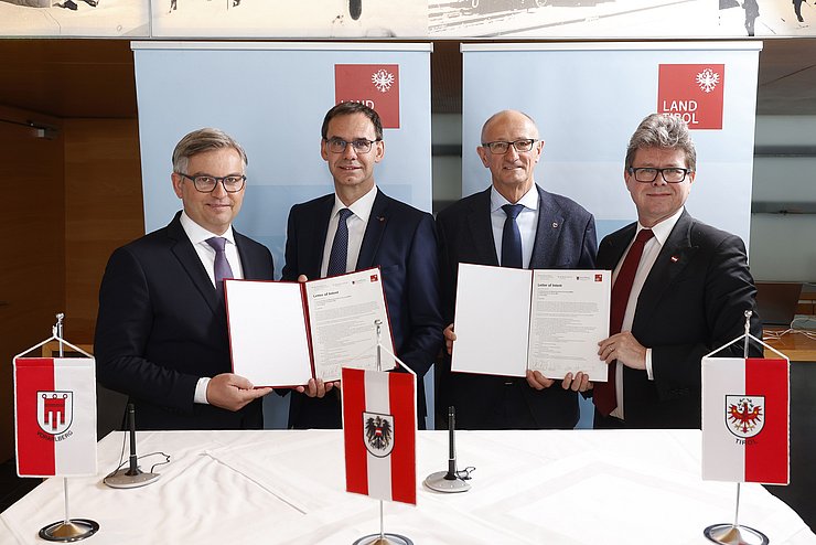 BM Brunner, LH Wallner, LH Mattle und BM Polaschek halten zwei Mappen mit dem "Letter of Intent" in ihren Händen.