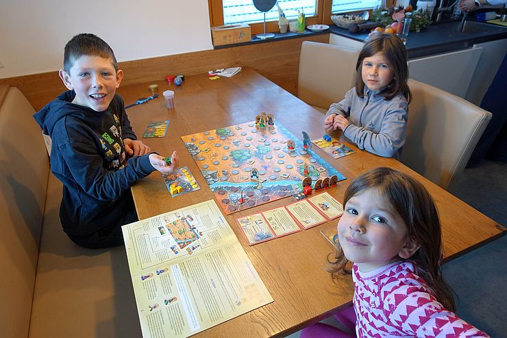 Julian (8 Jahre), Malin (6 Jahre) und Elaine Pfattner (3 Jahre) aus Tristach hatten ihren Spaß mit dem gewonnenen Spiel „Andor“.  