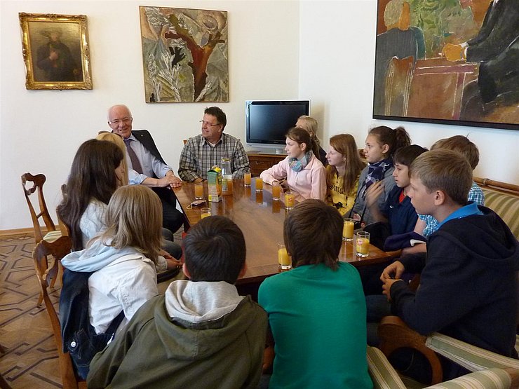 die SchülerInnen der Mittelschule Nr. 24 aus Sotchi mit LTP van Staa und Oberstleutnant Moser