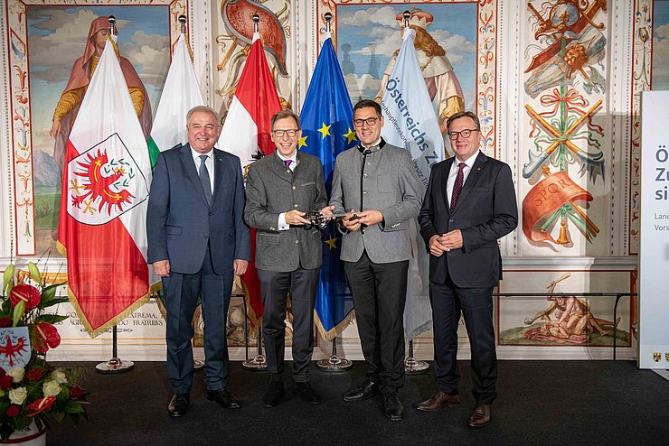 In Anwesenheit der beiden Landeshauptleute wurde auch die Präsidentschaft des Bundesrats von der Steiermark an Tirol übergeben. Christian Buchmann (zweiter von links) übergab die Präsidentschaft des Bundesrats an Peter Raggl (zweiter von rechts).