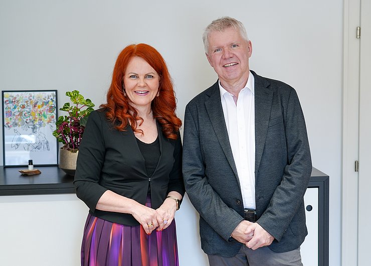 LRin Cornelia Hagele gratulierte Gert Mayer, dem neuen Rektor der Medizinischen Universität Innsbruck, zu seiner Wahl.