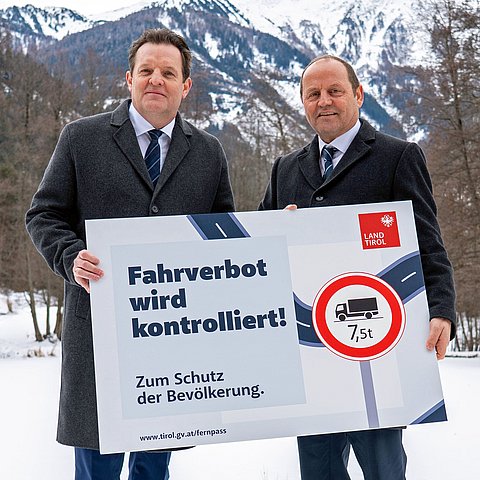 Zumtobel und Geisler mit Plakat