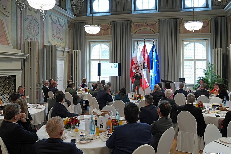 Raum mit Menschen sitzend