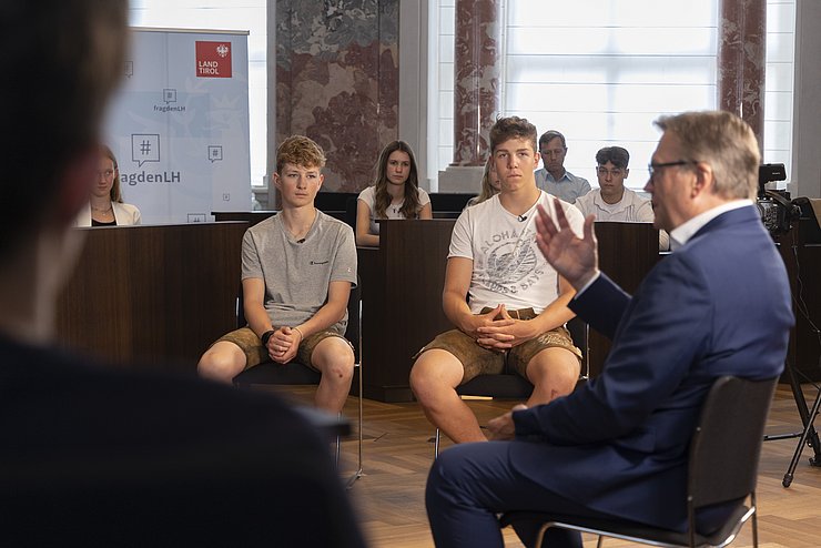 Die SchülerInnen stellen ihre Fragen an den Landeshauptmann.