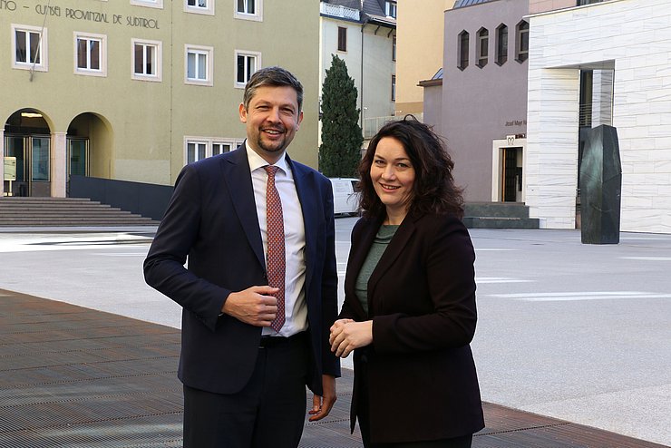 Felipe und Alfreider stehen vor zwei Gebäuden.