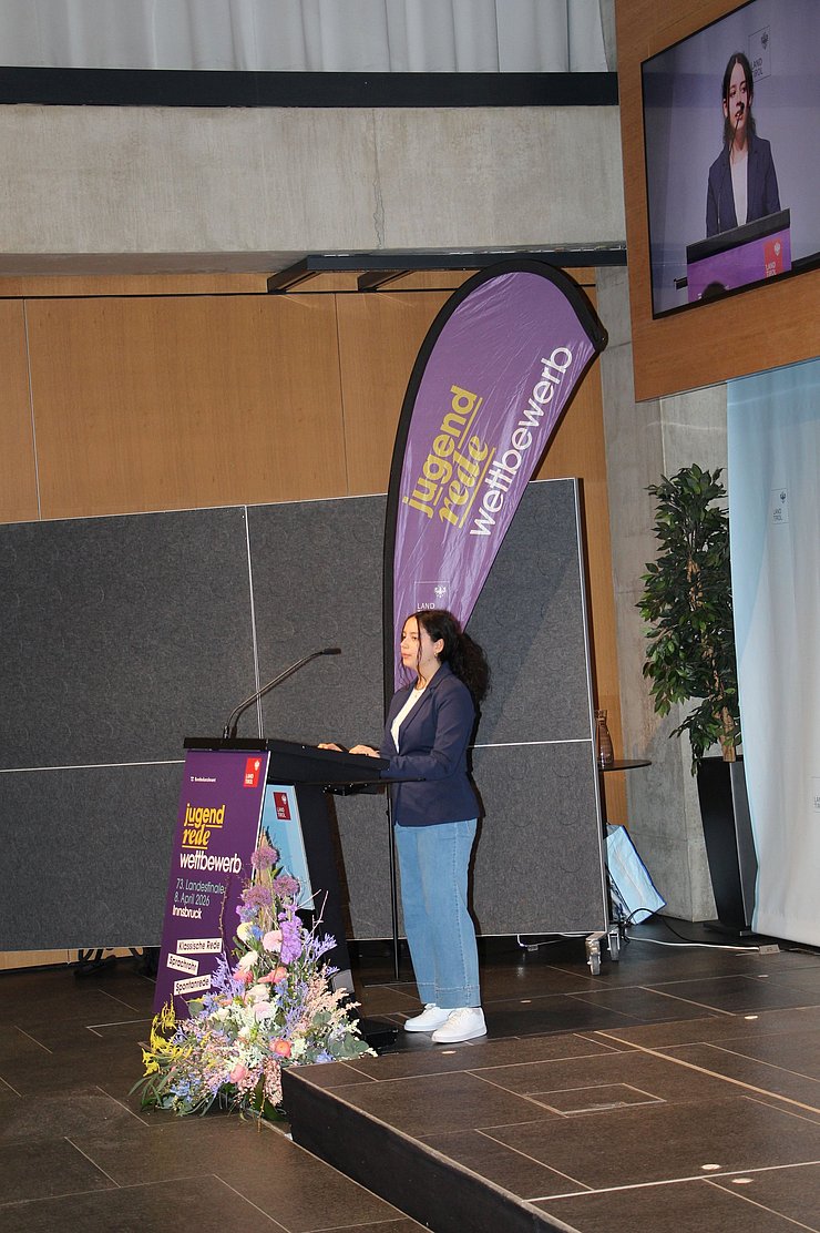 Jugendliche spricht in Mikrofon