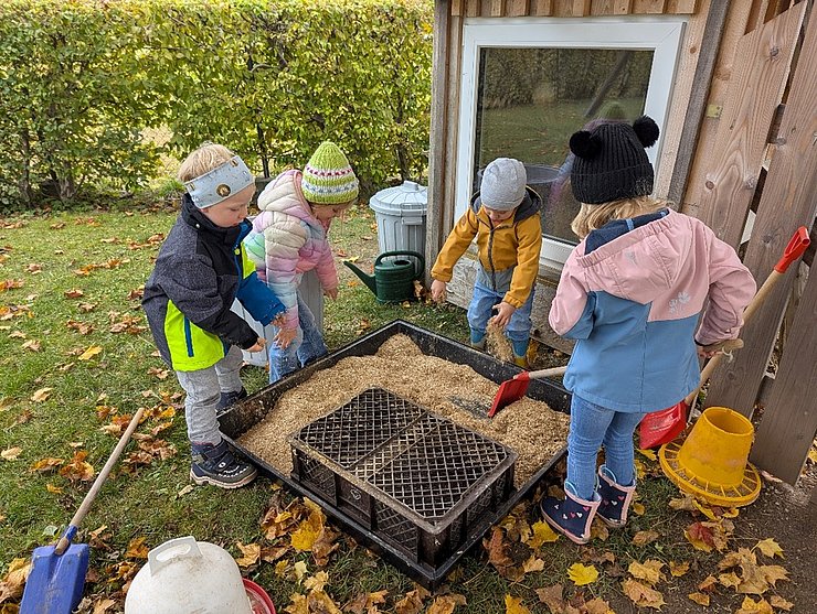 © Kindergarten Pinswang Kinder füttern Hühner