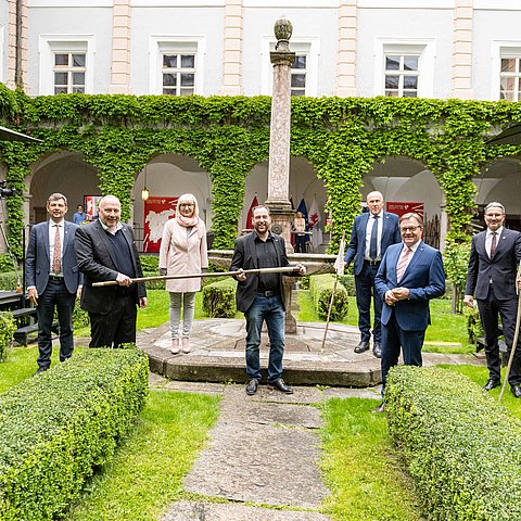 V.l: LR Daniel Alfreider (Südtirol), LRin Beate Palfrader, Peter Assmann (Tiroler Landesmuseen), Karl Berger, Leiter Volkskunstmuseum, LHStv Mario Tonina, LH Günther Platter, LH Arno Kompatscher