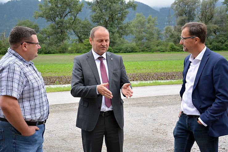 Auf dem Bild sind LHStv Josef Geisler, Thomas Danzl und Georg Kapferer im Gespräch zu sehen. Im Hintergrund sieht man eine grüne Wiese.