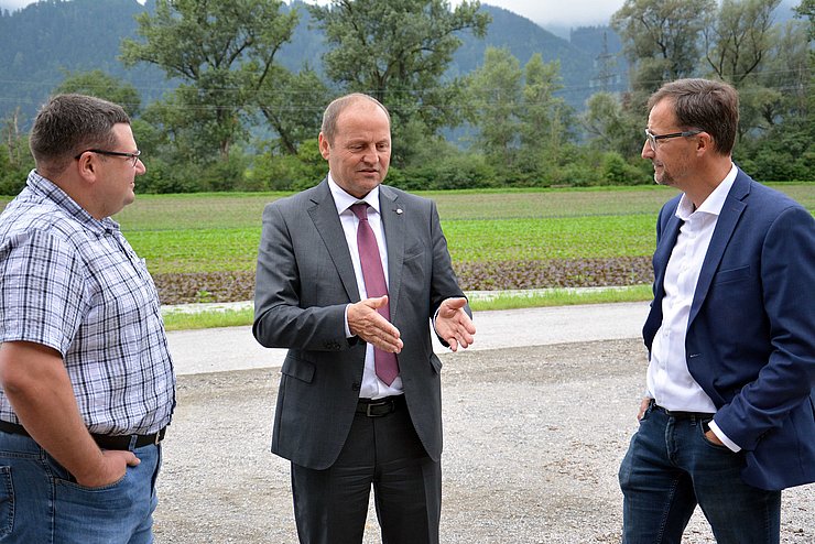 Auf dem Bild sind LHStv Josef Geisler, Thomas Danzl und Georg Kapferer im Gespräch zu sehen. Im Hintergrund sieht man eine grüne Wiese.