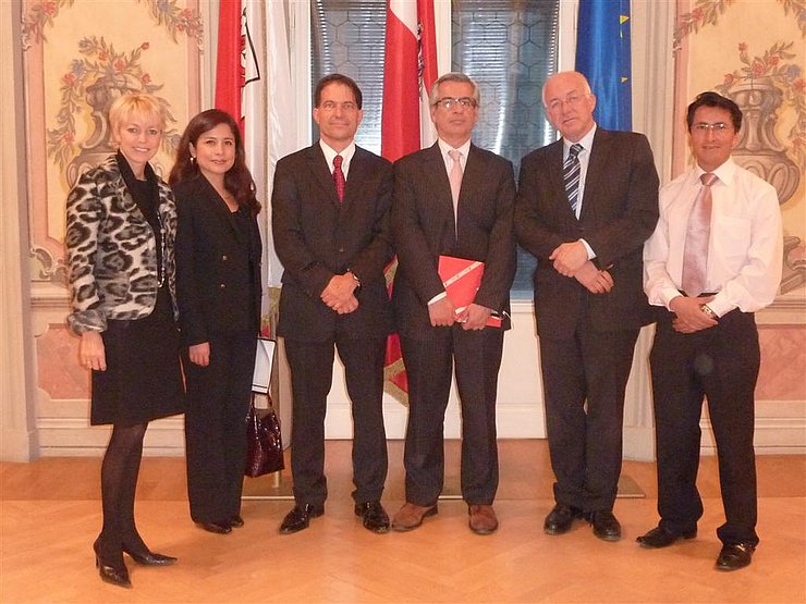 © Landtagsdirektion v.l. Vizepräsidentin Gabi Schiessling, Begleitung des Botschafters, Honorarkonsul Christian Elsner, Botschafter Antonio Garcia-Revilla, Präsident van Staa, Begleitung Botschafter
