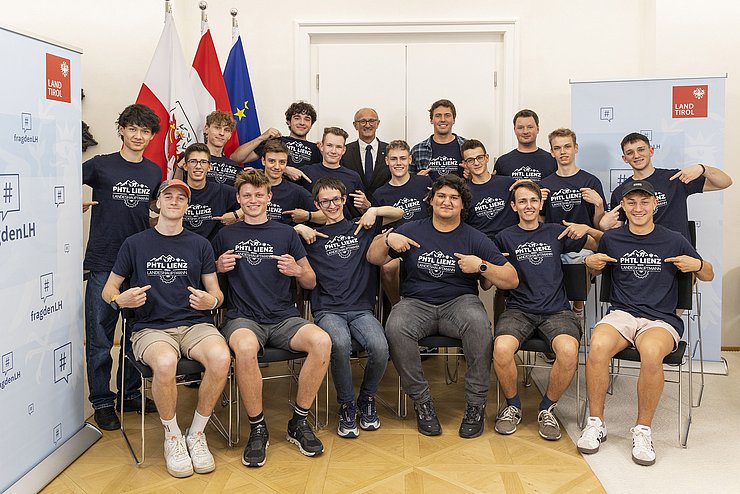 Für „Frag den LH“ trugen alle Schüler einheitliche T-Shirts mit der Aufschrift „PHTL Lienz meets Landeshauptmann“.
