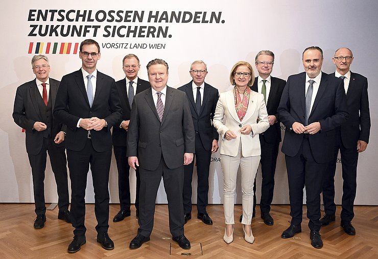(v.li.): LH Peter Kaiser (Kärnten), LH Markus Wallner (Vorarlberg), LH Thomas Stelzer (Oberösterreich), LH Michael Ludwig (Wien), LH Wilfried Haslauer (Salzburg), Landeshauptfrau Johanna Mikl-Leitner (Niederösterreich), LH Christopher Drexler (Steiermark), LH Hans Peter Doskozil (Burgenland) und LH Anton Mattle (Tirol). 
