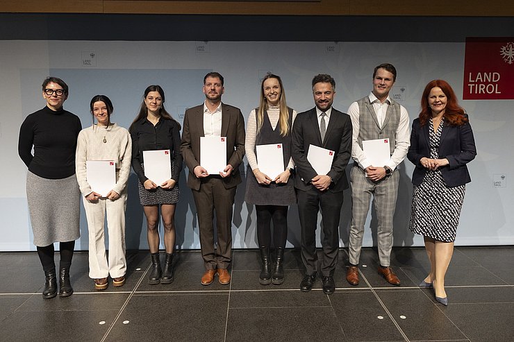© Land Tirol/Sedlak Gruppenfoto mit Nachwuchsforschern der Universität Innsbruck.