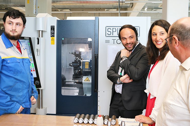 In Werkstatt: Kircher und Achammer lachend
