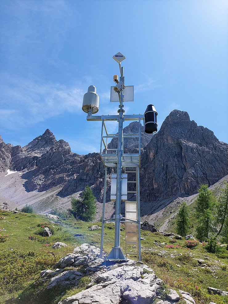 Messstelle bzw. Funkmasten vor Bergkulisse