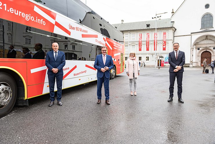 Der Bus mit der Beschriftung zum Euregio-Museumsjahr tourt durch Tirol. v.li: LHStv Mario Tonina (Trentino), LH Günther Platter, Kulturlandesrätin Beate Palfrader und LH Arno Kompatscher (Südtirol)