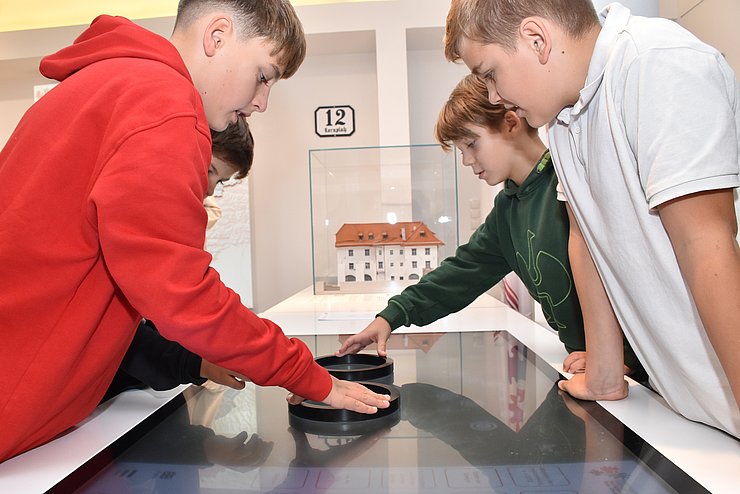 Schüler bewegen sich mit interaktiven Steuerungsringen am „Tangible“ durch die Euregio-Länder und testen im Quiz ihr Wissen.