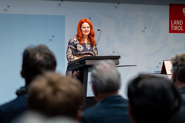 „Mit dem Tiroler Landespreis für Wissenschaft würdigen wir diese Leistungen und stärken zugleich das Vertrauen in Forschung und Wissenschaft“, erklärt LRin Hagele.