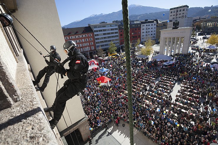 © Land Tirol Eine Cobra-Einheit seilt sich vom Landhaus ab, der Landhausplatz ist dicht gefüllt.