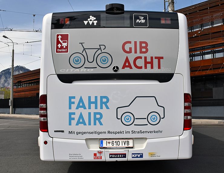 Unter anderem sollen Beklebungen auf IVB-Bussen zur Sensibilisierung im Straßenverkehr beitragen.