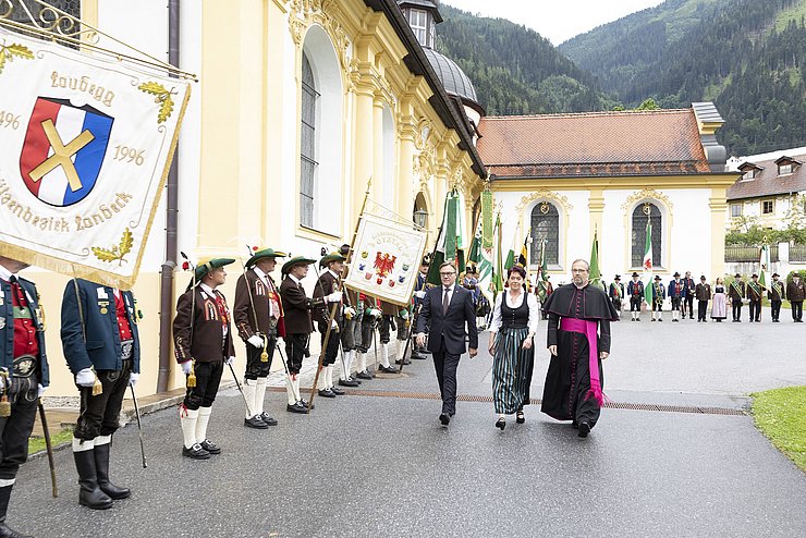 Empfang von Schützen und Traditionsverbänden, LH, Landtagspräsidentin und Bischofsvikar im Gehen