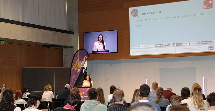 Jugendliche spricht vor Publikum