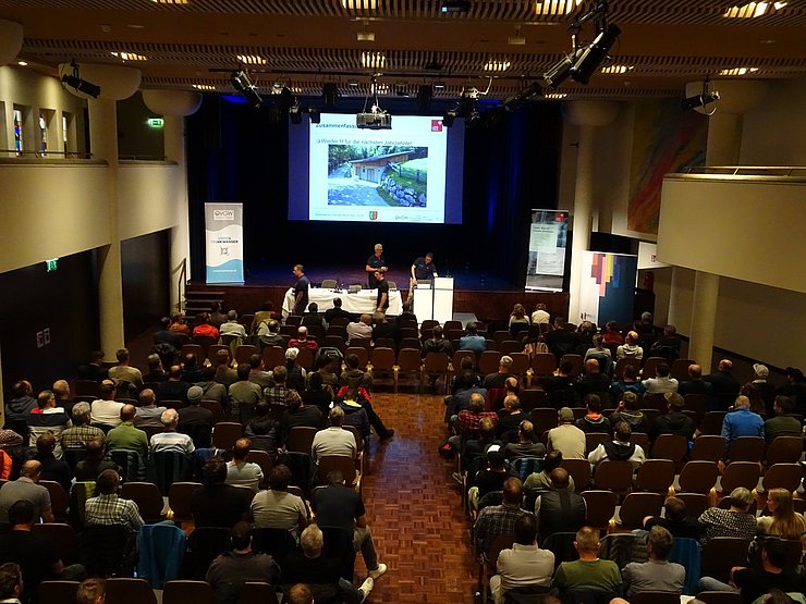 © Land Tirol/Marx Auditorium mit Rednerpult im Kursaal