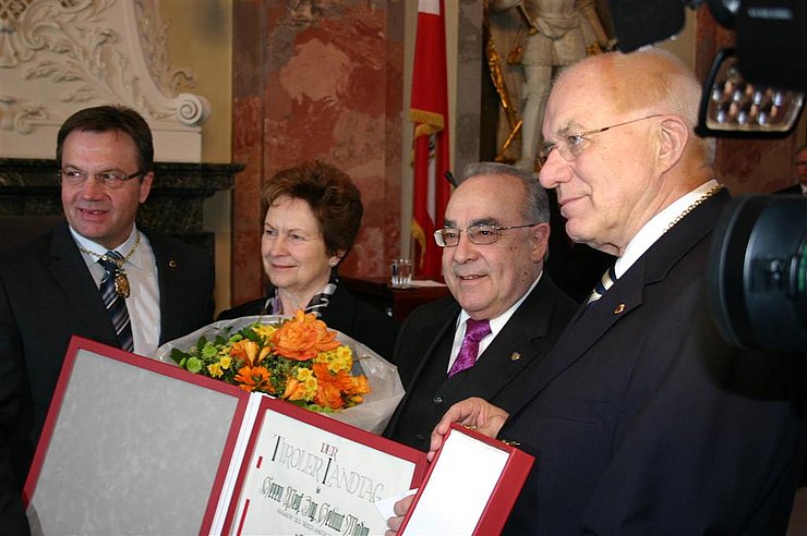 Verleihung der höchsten Ehrung des Landes: Der neue Ringträger Helmut Mader mit Gattin, LT-Präs. Herwig van Staa und LH Günther Platter.