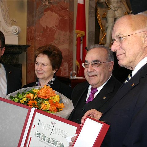 Verleihung der höchsten Ehrung des Landes: Der neue Ringträger Helmut Mader mit Gattin, LT-Präs. Herwig van Staa und LH Günther Platter.