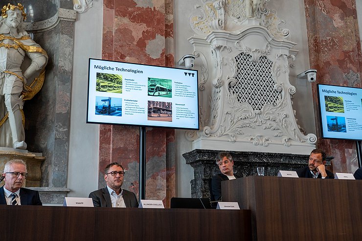 ...und ExpertInnen wie Ekkehard Allinger-Csollich (2.v.li., IVB)...