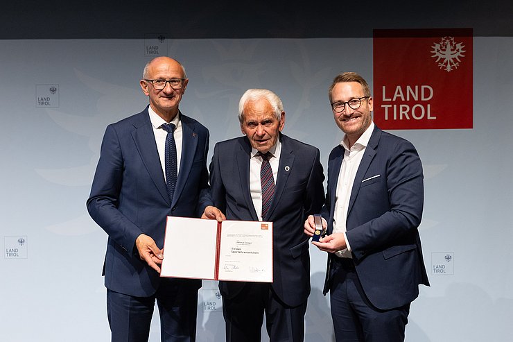 Verleihung Tiroler Sportehrenzeichen 2026, v. l. n. r. LH Anton Mattle, Helmut Stöger, 1. LHStv. Philip Wohlgemuth