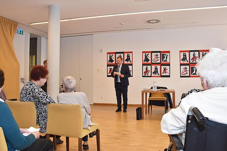 Gesundheitslandesrat Tilg begrüßte die SeniorInnen im Wohnheim Lohbach in Innsbruck.