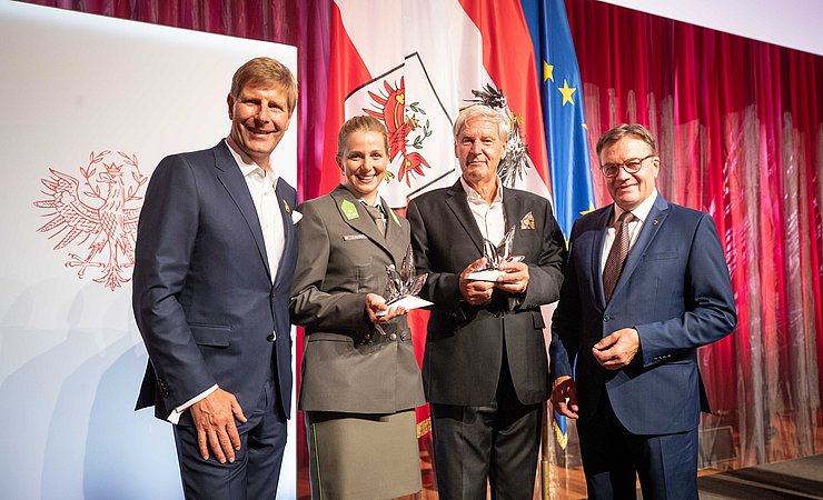 Auszeichnung zur Tirolerin und zum Tiroler des Jahres, von links: Club Tirol-Präsident Julian Hadschieff, Lisa Hauser, Christoph Huber, LH Günther Platter.