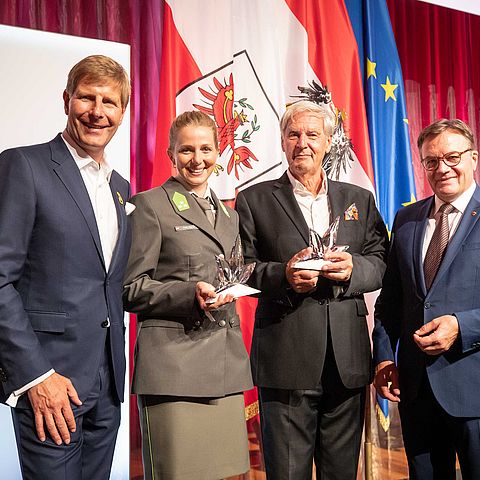 Auszeichnung zur Tirolerin und zum Tiroler des Jahres, von links: Club Tirol-Präsident Julian Hadschieff, Lisa Hauser, Christoph Huber, LH Günther Platter.