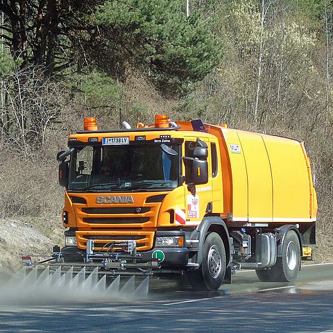Die Betreuung der Straßen zur Aufrechterhaltung der Verkehrssicherheit ist gewährleistet. Für Sauberkeit und Hygiene auf den Tiroler Landesstraßen ist gesorgt, auch die Kehrmaschinen sind unterwegs. Die Müllbeseitigung muss aber verschoben werden. 	