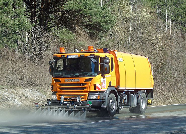 Die Betreuung der Straßen zur Aufrechterhaltung der Verkehrssicherheit ist gewährleistet. Für Sauberkeit und Hygiene auf den Tiroler Landesstraßen ist gesorgt, auch die Kehrmaschinen sind unterwegs. Die Müllbeseitigung muss aber verschoben werden. 	