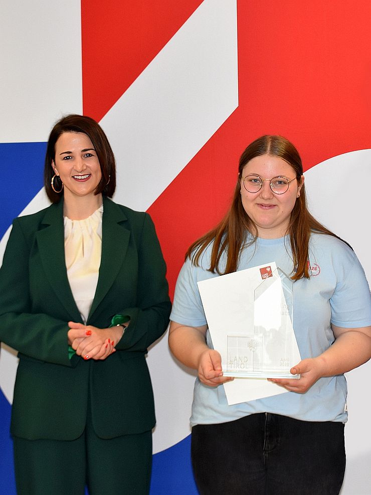 Arbeits- und Jugendlandesrätin Astrid Mair gratulierte Daniela Rissbacher zum "Lehrling des Monats April 2023".