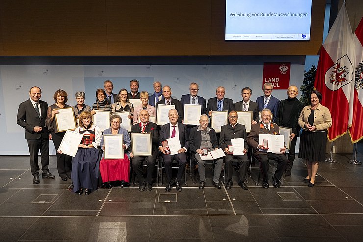 Gruppenbild der heute ausgezeichneten Persönlichkeiten mit LHStv Geisler und LTPin Ledl-Rossmann.