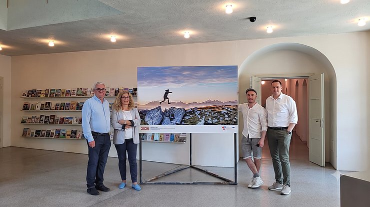 © Euregio/Nicole Zambanini Brixen (Südtirol) ist die letzte Station der Wanderausstellung: Bei der Eröffnung in der Stadtbibliothek: (von li.) Vizebürgermeister Ferdinando Stablum, Elena Rado (Euregio), Fabio De Villa Palù (Fotograf des Titelbilds 2026) und Bürgermeister Andreas Jungmann.
