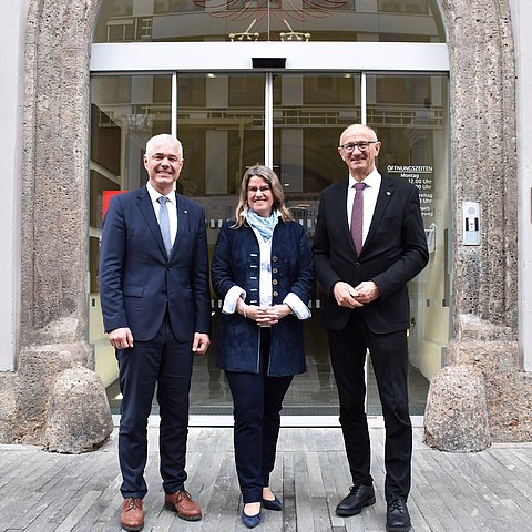 Gruppenfoto mit Bezirkshauptmann Michael Kirchmair, der neuen Seefelder Bürgermeisterin Andrea Neuner und Landeshauptmann Anton Mattle 