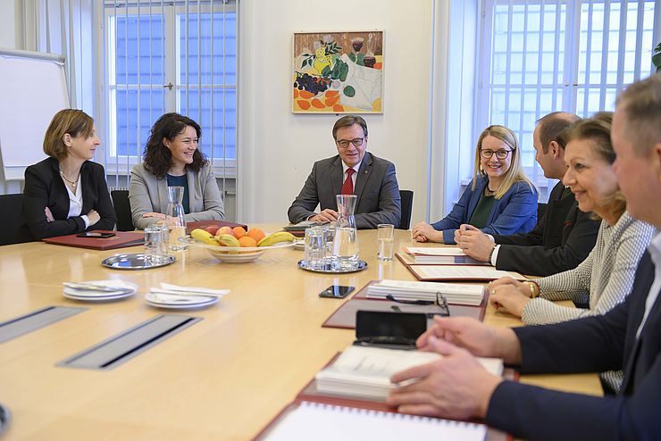 Die Tiroler Landesregierung sitzt mit Bundesministerin Margarete Schramböck am Sitzungstisch.