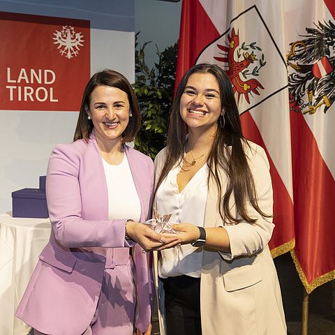 Arbeits- und Jugendlandesrätin Astrid Mair gratulierte Elena Gremer zum "Lehrling des Jahres 2022".