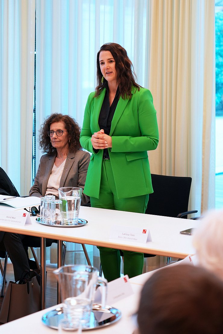 Mair stehend und redend